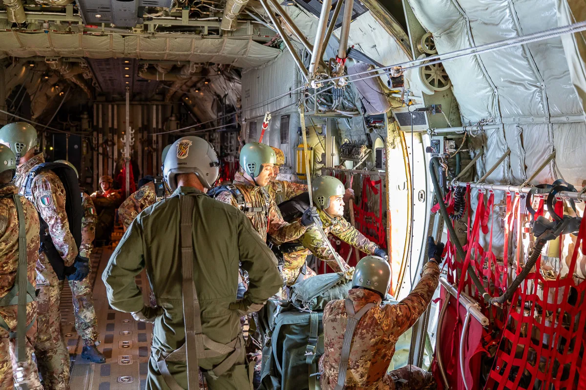 46th Air Brigade and Paratrooper Brigade “Folgore” test new air-drop capabilities of transport aircraft - brigatafolgore.net