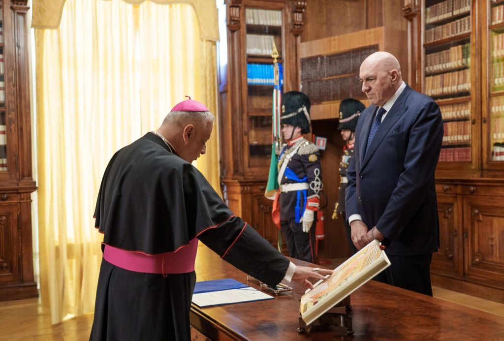 Giuramento dell’Ordinario Militare per l’Italia, S.E.R. Mons. Gian Franco Saba - brigatafolgore.net Giuramento dell’Ordinario Militare per l’Italia, S.E.R. Mons. Gian Franco Saba - brigatafolgore.net