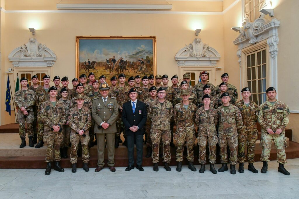 Assegnazione delle Specialità d'Arma per i Giovani Sottotenenti - brigatafolgore.net