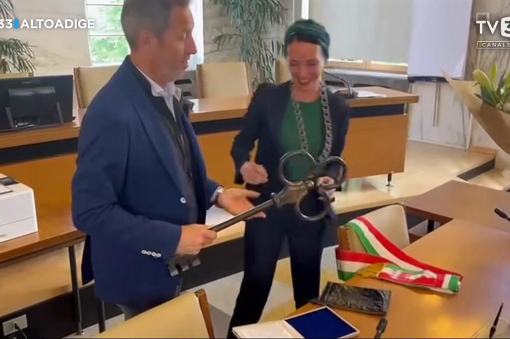 Offendere il Tricolore è offendere la Repubblica: l’Alto Adige e la memoria corta del rispetto - brigatafolgore.net Offendere il Tricolore è offendere la Repubblica: l’Alto Adige e la memoria corta del rispetto - brigatafolgore.net