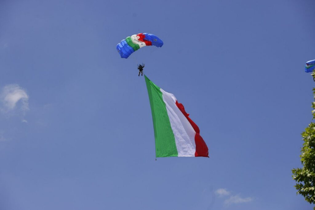 Dietro le quinte della Parata del 2 Giugno: le prove generali delle Forze Armate - brigatafolgore.net Dietro le quinte della Parata del 2 Giugno: le prove generali delle Forze Armate - brigatafolgore.net