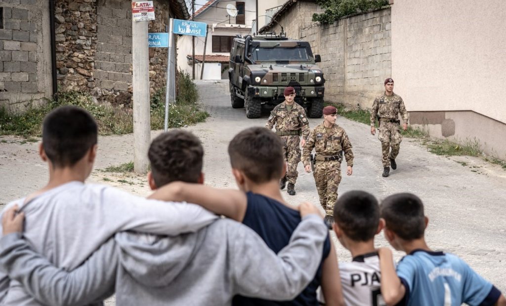 Paracadutisti del 183° Nembo in Kosovo: Pattugliamenti a Dragash/Dragaš - brigatafolgore.net Paracadutisti del 183° Nembo in Kosovo: Pattugliamenti a Dragash/Dragaš - brigatafolgore.net