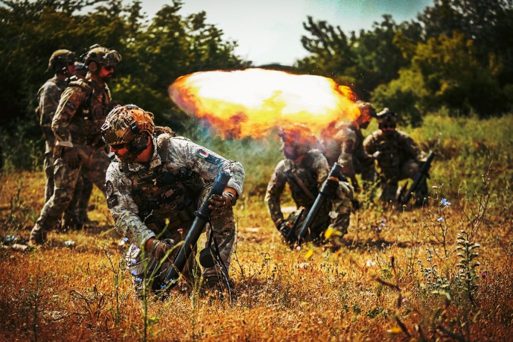 Esercitazione 'Falena II': Il 185° RAO Potenzia le Capacità delle Forze Speciali - brigatafolgore.net Esercitazione 'Falena II': Il 185° RAO Potenzia le Capacità delle Forze Speciali - brigatafolgore.net
