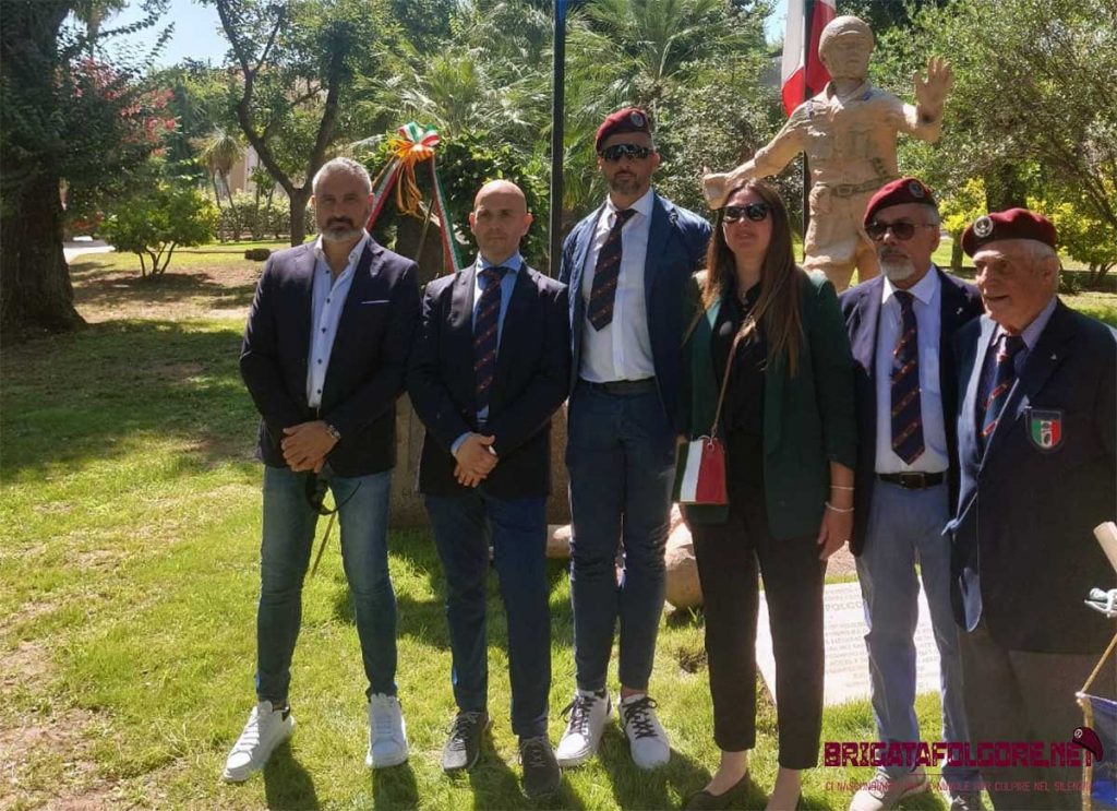 Alghero rende onore ai Leoni della Folgore: inaugurato il monumento ai caduti di El Alamein - brigatafolgore.net Alghero rende onore ai Leoni della Folgore: inaugurato il monumento ai caduti di El Alamein - brigatafolgore.net