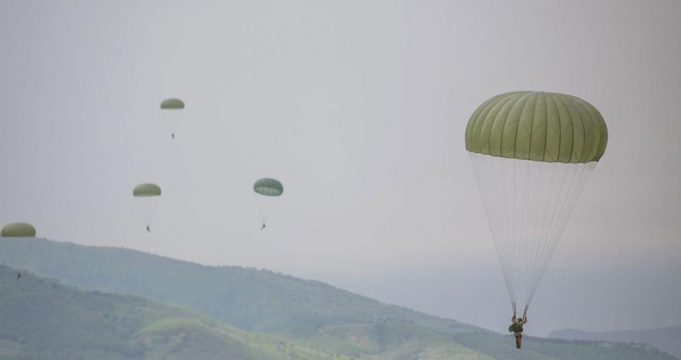 Paracadutisti su Trevignano: solo chi si addestra può migliorare - brigatafolgore.net